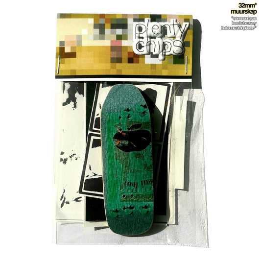 Plentychips 32mm muurskap - "someone you love is far away but near a telephone" Fingerboard Deck - Fingerboard - FB Decks